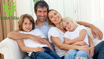 Hình 3: Gia đình hạnh phúc bên ghế sofa sạch